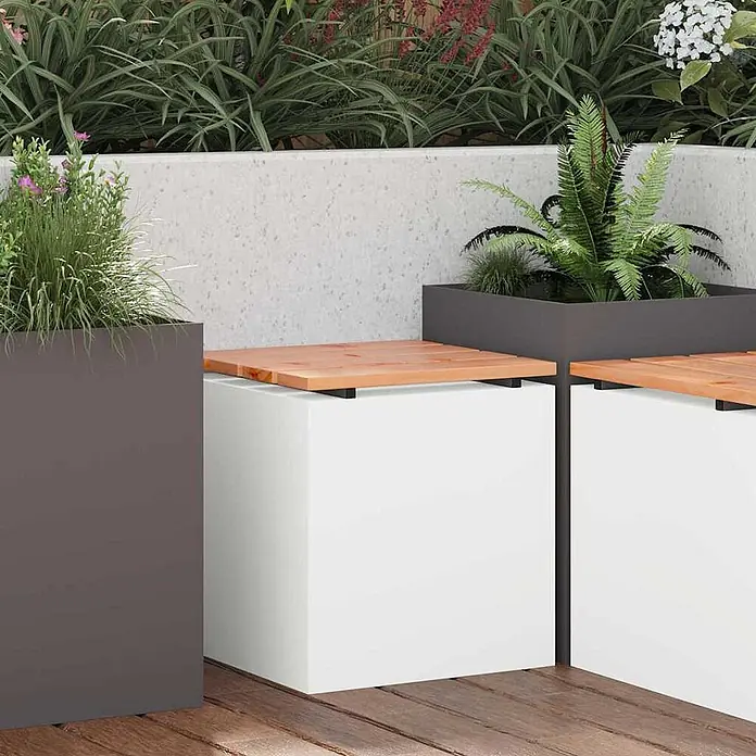 Furnicato Gartenbank Douglasienholz lackiert - B x T x H: 40 x 40 x 43 cm, Weiß - Modulare Outdoor-Pflanzgefäße und -Bänke mit dunkelgrauem Metall und weißen Sockeln sowie Holzplatten auf einer Holzterrasse.