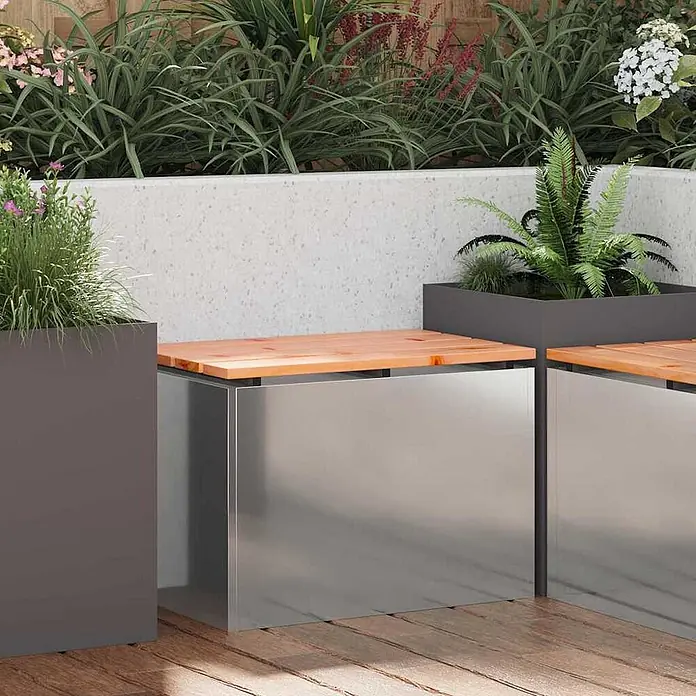 Furnicato Gartenbank Douglasienholz lackiert - B x T x H: 40 x 60 x 43 cm, Verzinkter Stahl - Modulare Außensitzbank mit dunkelgrauen Pflanzgefäßen, hellen Holzsitzen und gebürsteten Metallbasen auf Holzterrasse.