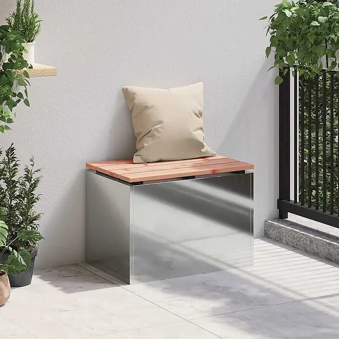 Furnicato Gartenbank Douglasienholz lackiert - B x T x H: 40 x 60 x 43 cm, Verzinkter Stahl - Outdoor-Sitzbank mit Holzlatten-Sitzfläche, reflektierendem Stahlkorpus und beigem Kissen, auf einem Balkon.