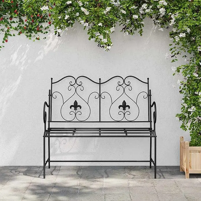 Furnicato Gartenbank Stahl - B x T x H: 54 x 104 x 93 cm, Schwarz - Schwarze Metallgartenbank mit Rankenornamenten und Fleur-de-Lis-Motiv, draußen platziert.