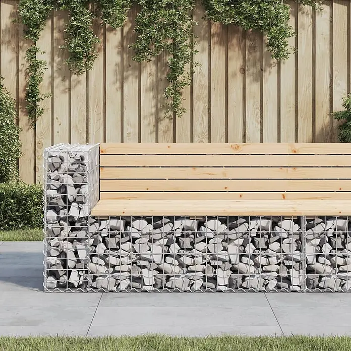 Furnicato Gartenbank Kiefernholz - B x T x H: 122 x 71 x 65,5 cm, Natürliche Kiefer - Gabionenbank mit grauem Steinsockel und heller Holzsitze und Rückenlehne, im Garten.