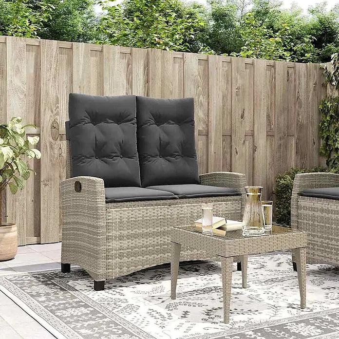 Furnicato Gartenbank - B x T x H: 66 x 90 x 93 cm, Hellgrau - Beiges Outdoor-Rattanmöbel-Set mit dunkelgrauen Kissen, bestehend aus einem 2-Sitzer-Sofa und einem Tisch.