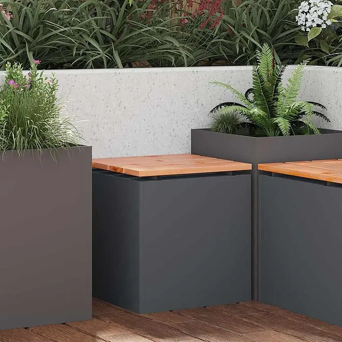 Furnicato Gartenbank - B x T x H: 40 x 40 x 43 cm, Anthrazit - Modulare dunkelgraue Pflanzgefäße mit Sitzauflagen aus Holz im Außenbereich.