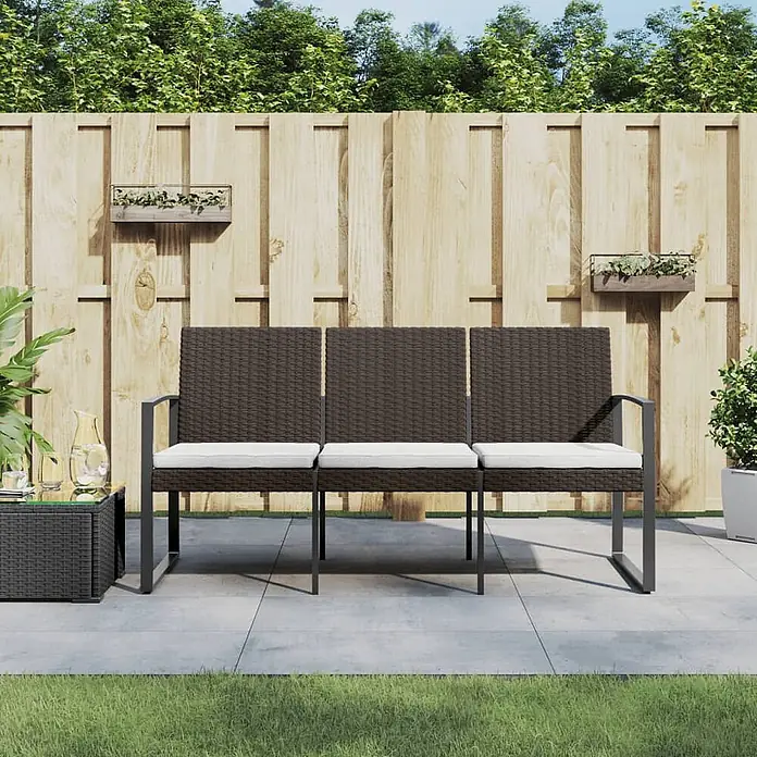 Furnicato Gartenbank PP-Rattan Anthrazit - B x T x H: 152,5 x 57 x 77,5 cm, Braun - Dunkelbraune Outdoor-Sitzbank aus Rattan-Stil mit weißen Kissen auf einer Terrasse, mit passendem Beistelltisch.