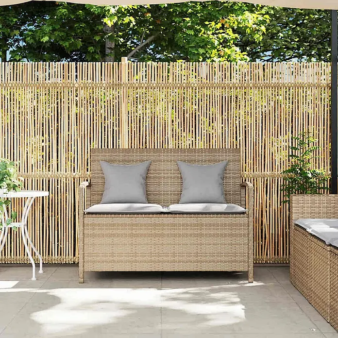 Furnicato Gartenbank - B x T x H: 111 x 56 x 87 cm, Beige und Hellgrau - Braune Rattan Outdoor-Sitzbank mit Stauraum und grauen Kissen, auf einer Terrasse vor einem Bambuszaun.