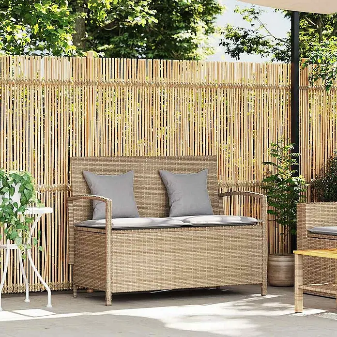 Furnicato Gartenbank - B x T x H: 111 x 56 x 87 cm, Beige und Hellgrau - Outdoor-Sitzbank mit Stauraum in Rattan-Optik, grauen Kissen auf Terrasse vor Bambuswand.
