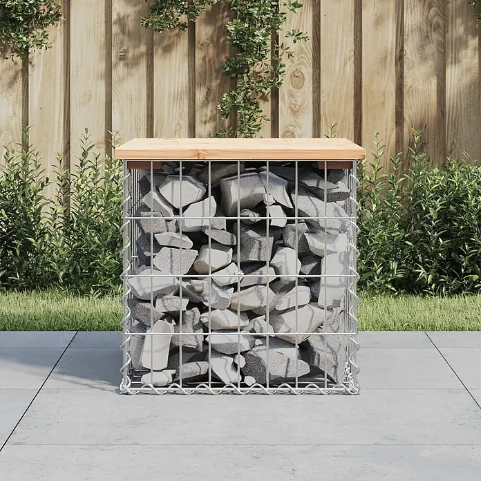 Furnicato Gartenbank Kiefernholz massiv - B x T x H: 43 x 44 x 42 cm, Natürliche Kiefer - Gabionen-Hocker/Beistelltisch mit Metallkorb, grauen Steinen und heller Holzplatte, draußen auf Betonpflaster.