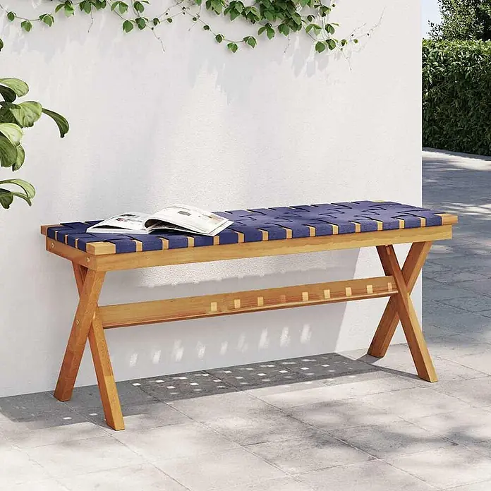 Furnicato Gartenbank Akazien-Massivholz geölt - B x T x H: 34 x 100 x 42 cm, Blau - Gartenbank aus Holz mit marineblauem Geflecht und Buch, vor weißer Wand mit Efeu.