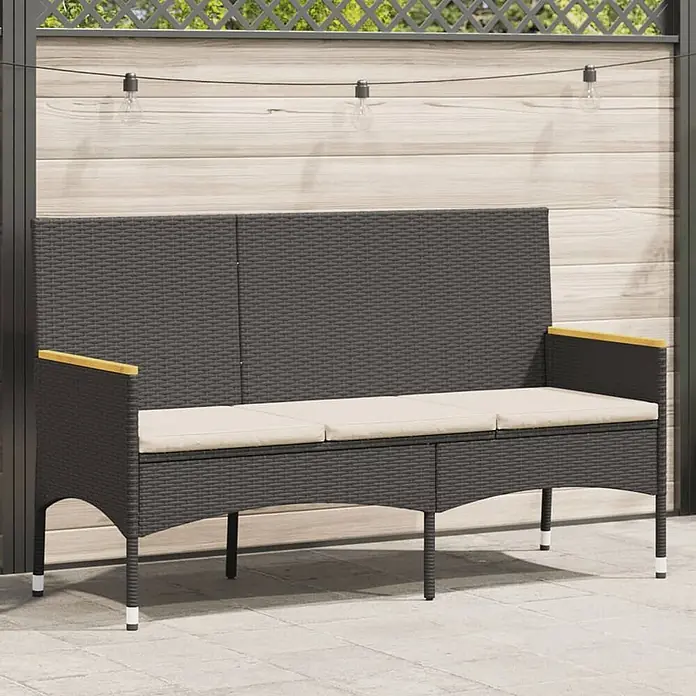 Furnicato Gartenbank PE-Rattan - B x T x H: 140 x 54 x 85 cm, Schwarz - Dunkelgraue Rattan-Gartenbank mit drei hellbeigen Kissen und Holzarmlehnen für Terrasse oder Garten.