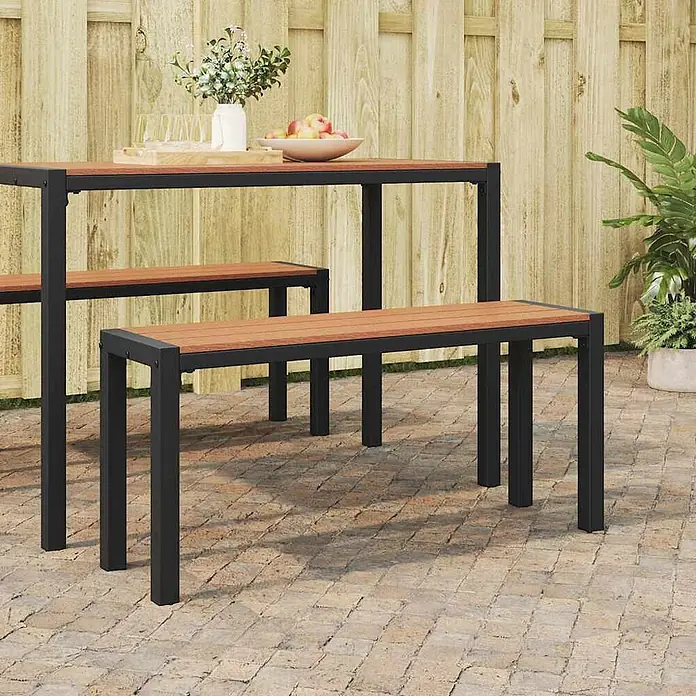 Furnicato Gartenbank Stahl - B x T x H: 28 x 100 x 45 cm, Braun - Gartenset: schwarzer Metalltisch und Bänke mit braunen Holzplatten, auf einer Terrasse platziert.