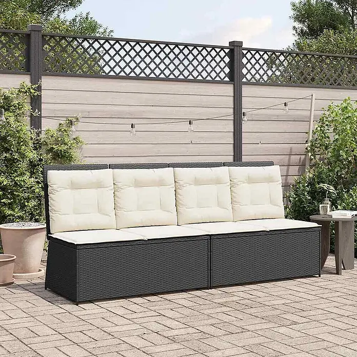 Furnicato Gartenbank PE-Rattan - B x T x H: 108 x 95 x 85 cm, Schwarz - Dunkelgraues Rattan-Gartensofa mit cremefarbenen Kissen auf einer Terrasse.