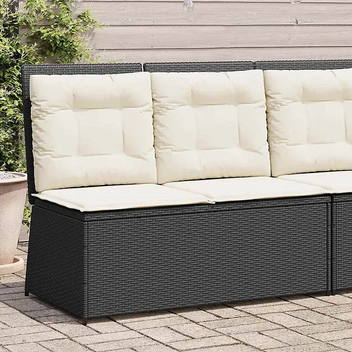 Furnicato Gartenbank PE-Rattan - B x T x H: 108 x 95 x 85 cm, Schwarz - Dunkelgraues Outdoor-Sofa in Rattan-Optik mit cremefarbenen Kissen auf einer Terrasse.