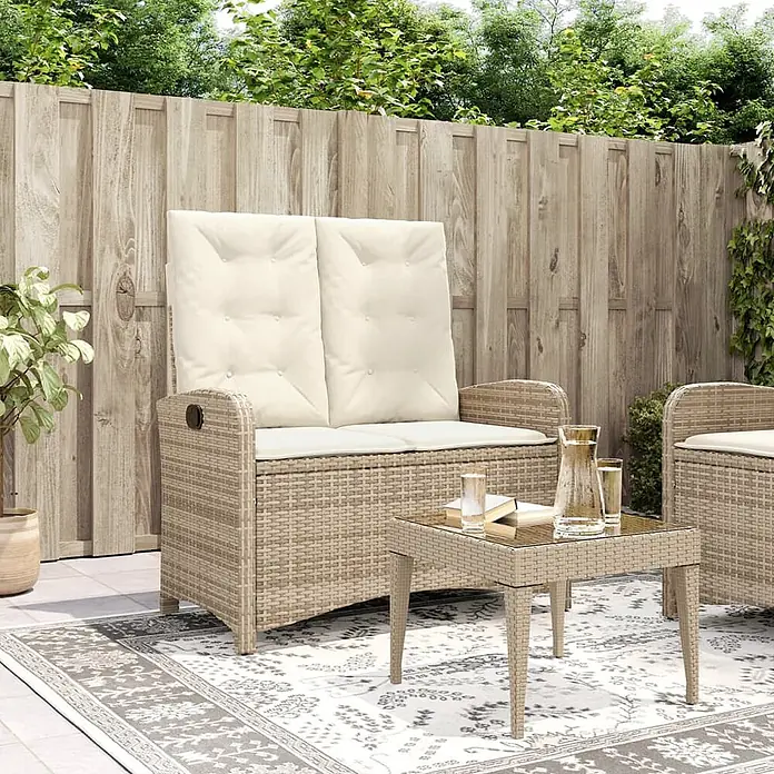 Furnicato Gartenbank - B x T x H: 59 x 86 x 93 cm, Beige und Creme - Eine hellbeige Outdoor-Lounge-Sitzgruppe aus Polyrattan mit cremefarbenen Kissen, bestehend aus einem Zweisitzer, einem Stuhl und einem Couchtisch.