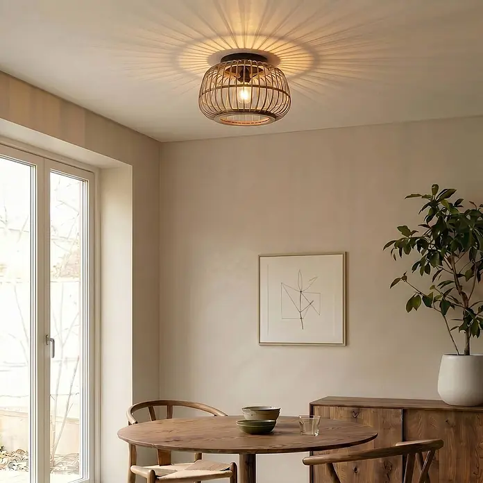 Lindby Deckenleuchte Bominio - L x B x H: 40 x 40 x 24,5 cm, Holz hell, E27 - Deckenleuchte aus Korbgeflecht in Naturholzoptik, wirft dekorative Schatten an die Decke eines modernen Raumes.