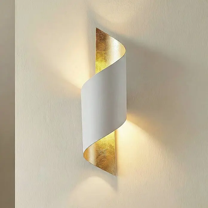 Lindby Wandleuchte Vanni - L x B x H: 17 x 15 x 52 cm, weiß / opal, E27 - Weiße und goldene spiralförmige Wandleuchte, die warmes Ober- und Unterlicht wirft.