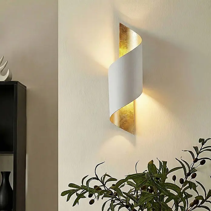Lindby Wandleuchte Vanni - L x B x H: 17 x 15 x 52 cm, weiß / opal, E27 - Weiße und goldene spiralförmige Wandleuchte, warmes Licht nach oben und unten werfend.