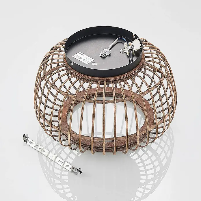 Lindby Deckenleuchte Bominio - L x B x H: 40 x 40 x 24,5 cm, Holz hell, E27 - Brauner Rattan-Deckenlampenschirm mit schwarzem Metallsockel und abgelöster silberner Montagehalterung.