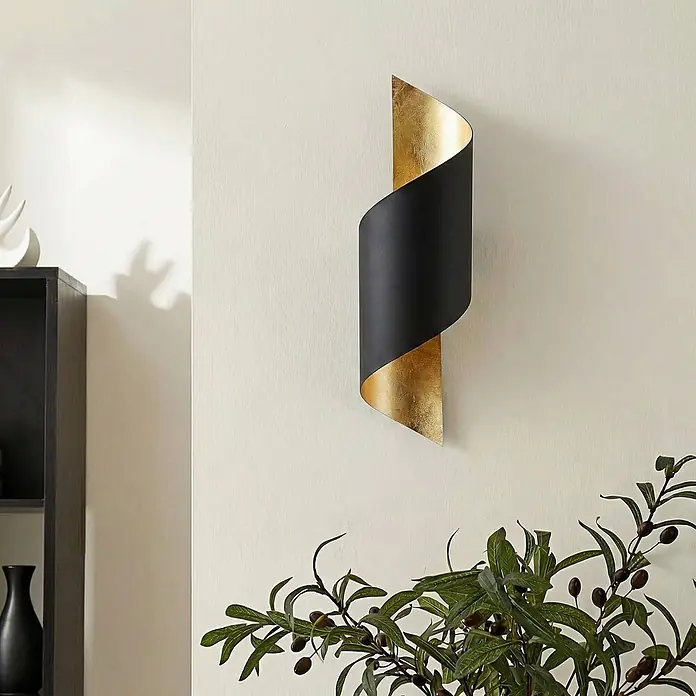 Lindby Wandleuchte Vanni - L x B x H: 17 x 14,5 x 57 cm, schwarz, E27 - Schwarz-goldene Spirale Wandleuchte, vertikal montiert.