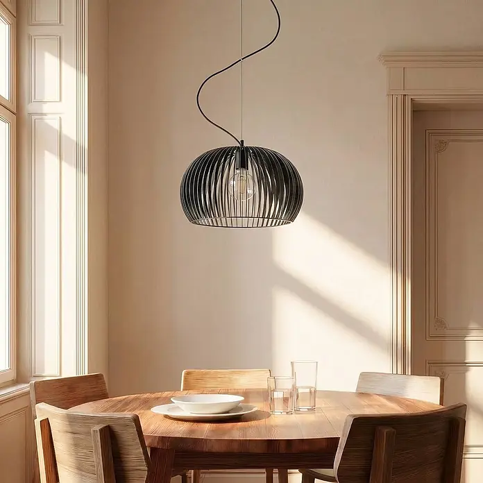 Lindby Pendelleuchte Jusra - schwarz, Schwarz, E27 - Schwarze Hängelampe mit Käfigschirm und sichtbarer Glühbirne über einem Holzesstisch.
