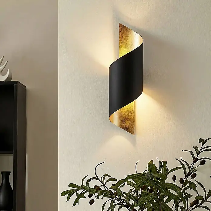 Lindby Wandleuchte Vanni - L x B x H: 17 x 14,5 x 57 cm, schwarz, E27 - Moderne schwarz-goldene spiralförmige Wandleuchte, strahlt warmes Licht nach oben und unten aus.