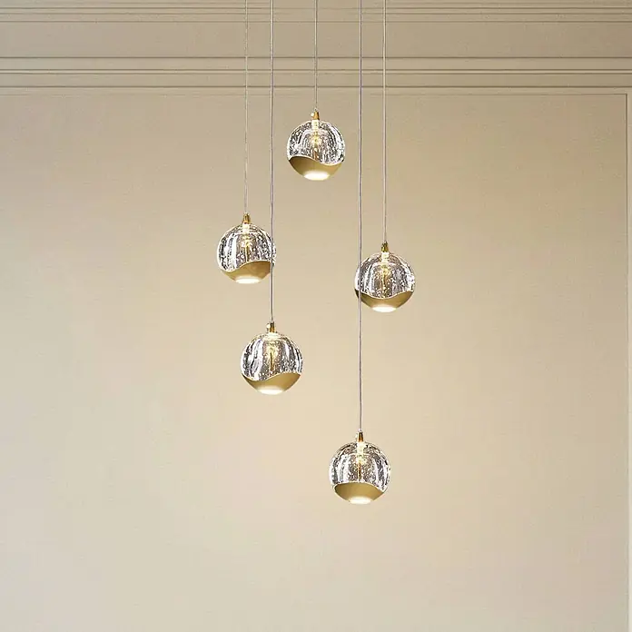 Lucande Pendelleuchte Hayley - L x B x H: 30 x 30 x 150 cm, klar / transparent, klar, gold - Fünf Hängelampen mit klaren, blasenförmigen Glassphären und goldenem Sockel, die warmes Licht abgeben.