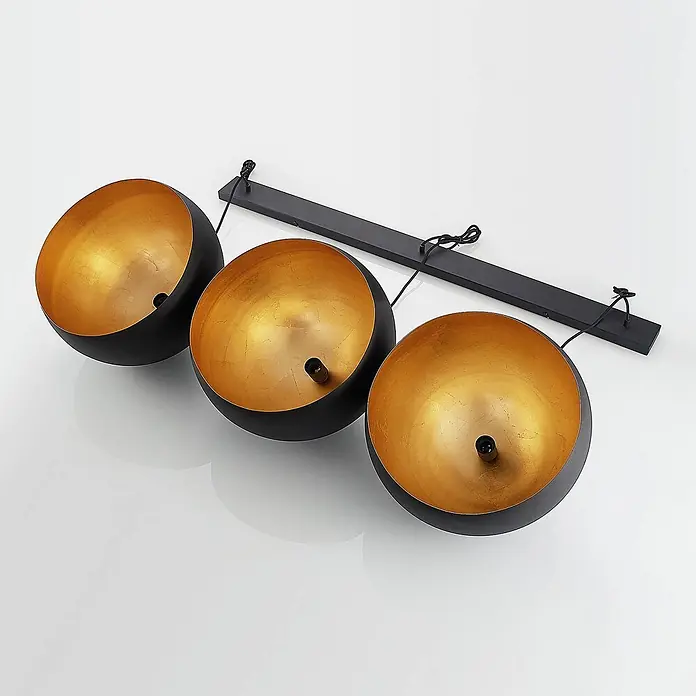 Lindby Pendelleuchte Tarjei - L x B x H: 146 x 40 x 28 cm, schwarz, Schwarz, gold, E27 - Dreiflammige schwarze Deckenleuchte mit kugelförmigen Lampen und goldfarbenen Reflektoren auf einer schwarzen Schiene.