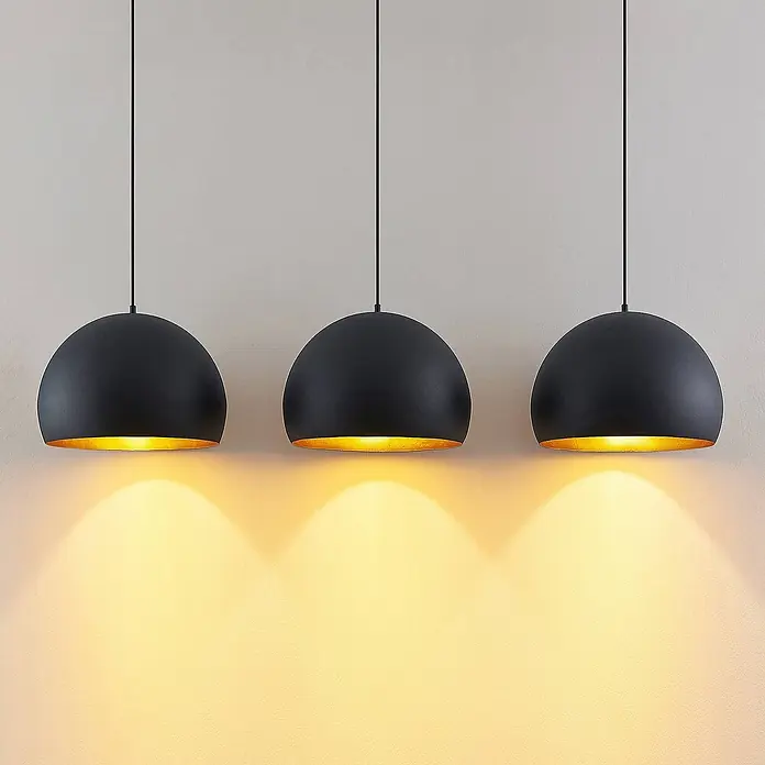 Lindby Pendelleuchte Tarjei - L x B x H: 146 x 40 x 28 cm, schwarz, Schwarz, gold, E27 - Drei schwarze, kuppelförmige Pendelleuchten mit goldenem Inneren, die warmes Licht abstrahlen.