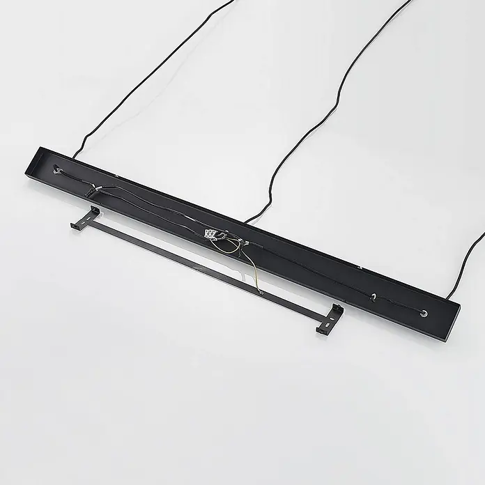 Lindby Pendelleuchte Tarjei - L x B x H: 146 x 40 x 28 cm, schwarz, Schwarz, gold, E27 - Schwarze rechteckige lineare Leuchte mit Innenverkabelung und Montagebügel.