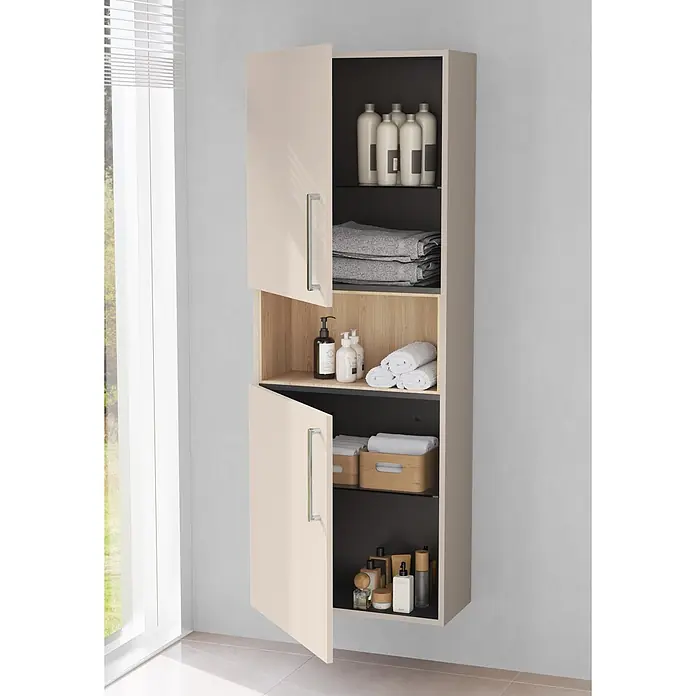 VitrA Hochschrank Root Flat - B x T x H: 57 x 27 x 155 cm, Sahara Beige - Hoher Badezimmerschrank in Hellbeige mit silbernen Griffen, offenen Fächern (dunkelgrau/Holz) und Badutensilien.