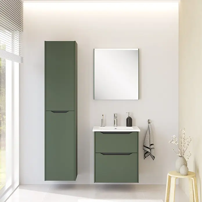 VitrA Integra Square Badmöbel-Set - Gesamtbreite Badmöbel: 60 cm, Moosgrün, Matt - Moderne waldgrüne Badmöbel mit integriertem Waschbecken und Hochschrank in hellem Bad.