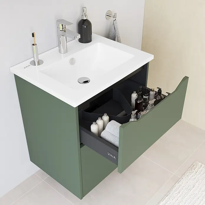 VitrA Integra Square Badmöbel-Set - Gesamtbreite Badmöbel: 60 cm, Moosgrün, Matt - Grüner Badunterschrank mit weißem Waschbecken und Chromarmatur, offene Schublade mit Pflegeprodukten und Handtüchern.