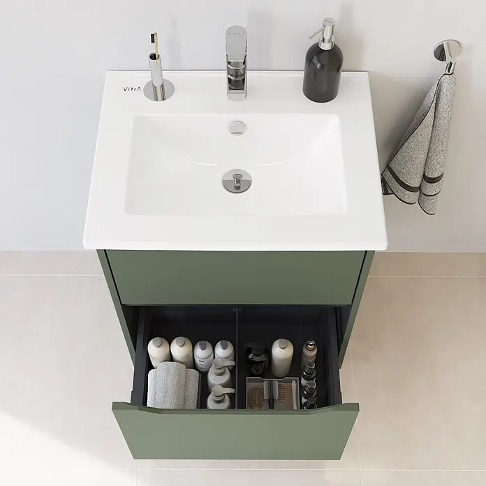 VitrA Integra Square Badmöbel-Set - Gesamtbreite Badmöbel: 60 cm, Moosgrün, Matt - Grüner Badezimmer-Waschtisch mit weißem Waschbecken und offener Schublade, die organisierte Toilettenartikel zeigt.