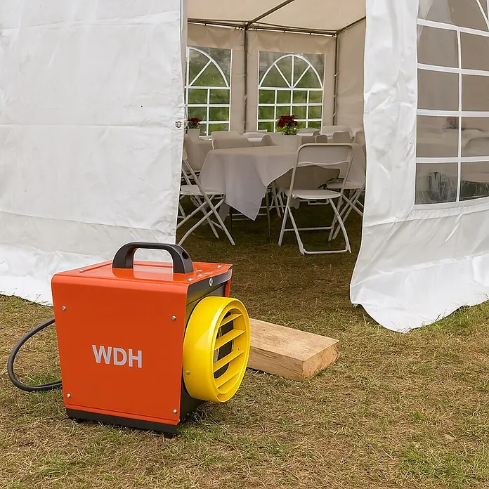 WDH Bauheizer WDH-BGP031S, 3kW Heizleistung, mit optionalem Schlauchanschluss -  - Oranges und gelbes tragbares Heiz-/Gebläsegerät vor einem weißen Zelt, bereit zum Heizen oder Lüften.