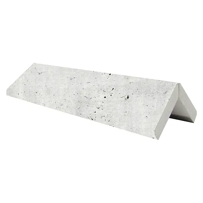 Bariperfil Perfil de acabado angular Betton Hell - 2,6 m x 3 cm - Primer plano de una albardilla de hormigón gris para exteriores, que proporciona un acabado robusto y duradero para muros.