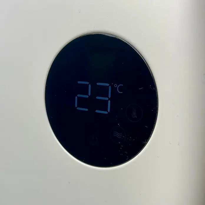 WDH Heizlüfter WDH-NDU22WT, Konvektions- und Heizradiator mit WLAN-Funktion -  - Digitaler Thermostat mit schwarzem, rundem Display, das 23°C und Bediensymbole anzeigt.
