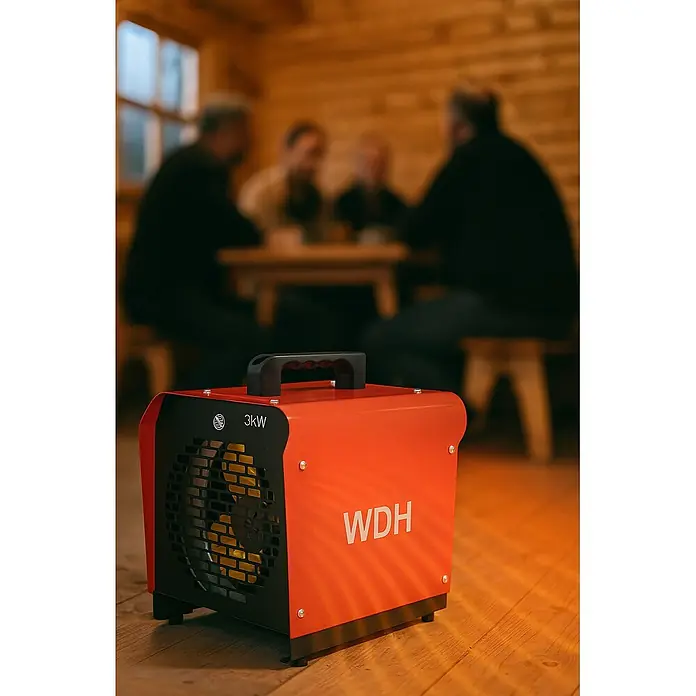 WDH Bauheizer WDH-BGP03, 3kW Heizleistung -  - Rotes und schwarzes 3kW WDH Heizgerät auf Holzboden, wärmt einen Raum mit unscharfen Personen.