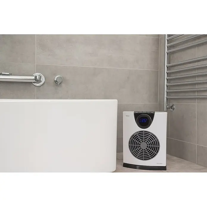 WDH Heizlüfter Badheizer WDH-E20 -  - Weiß-schwarzer Heizlüfter mit Digitalanzeige auf Fliesenboden im Bad, neben Badewanne und Chrom-Handtuchwärmer.