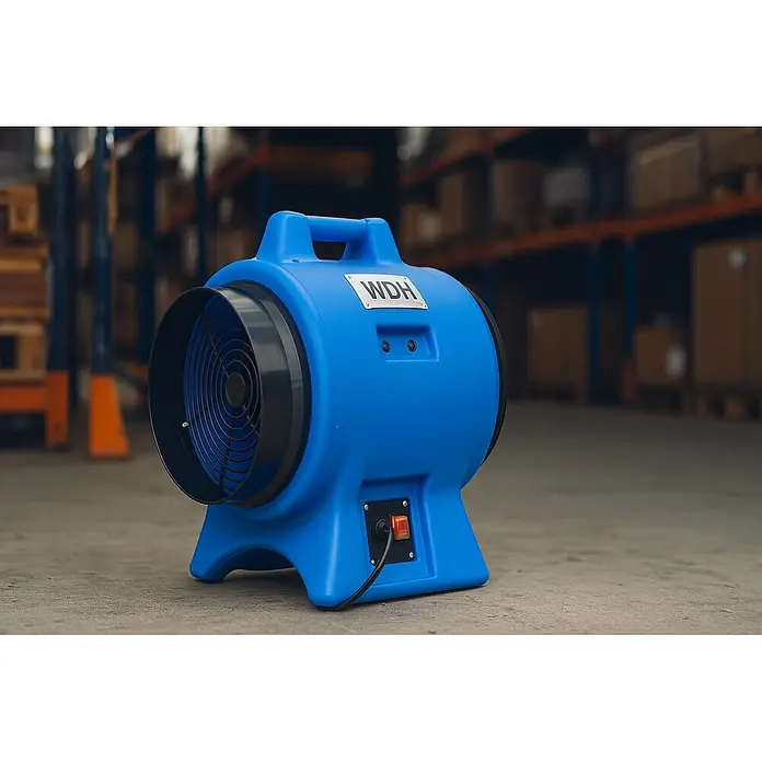 WDH Bodenventilator WDH-AP11 Gebläse, mit 2.200 m³/h Luftumwälzung -  - Blauer Industrieventilator mit schwarzem Gitter und Griff, auf Betonboden in einem Lagerhaus.
