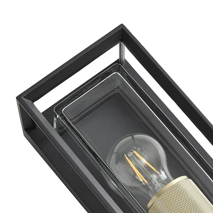 Arcchio Außenwandleuchte Ismera - 11,6 x 13,1 x 25,6 cm, schwarz, schwarz, IP65 - Detailaufnahme einer modernen Leuchte mit schwarzem rechteckigem Metallrahmen, klarem Glas und einer LED-Glühbirne mit goldfarbenem Rändelsockel.