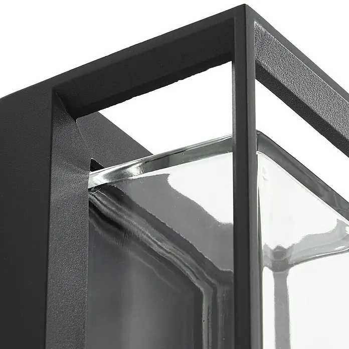 Arcchio Außenwandleuchte Ismera - 11,6 x 13,1 x 25,6 cm, schwarz, schwarz, IP65 - Nahaufnahme eines schwarzen, strukturierten Metallrahmens mit Glaseinsatz, wahrscheinlich Teil einer Leuchte.