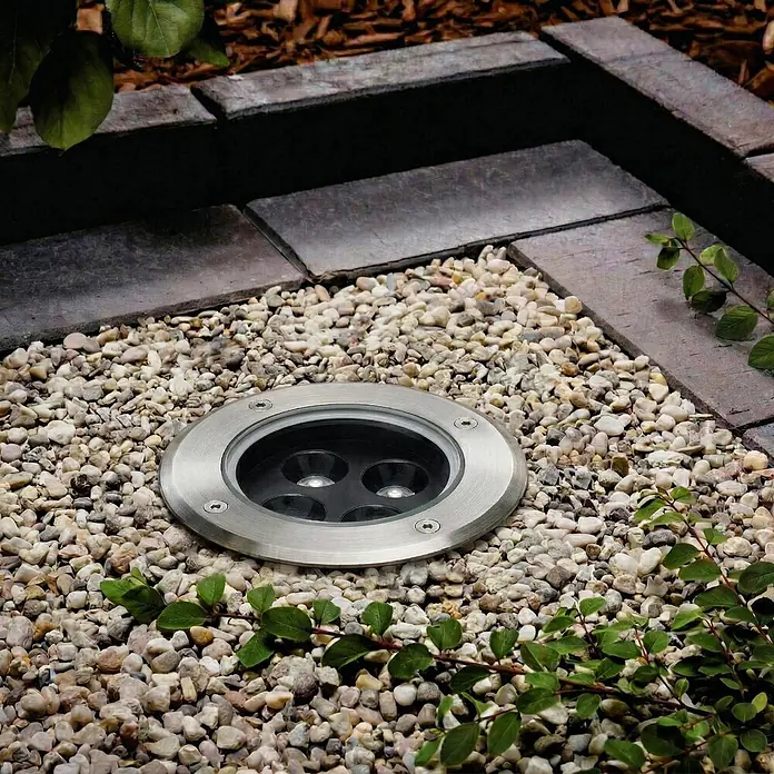 Arcchio LED-Gartenstrahler Thentos - 3.000 K - Einbau-Bodenleuchte aus Edelstahl mit drei LED-Leuchten, in helle Kieselsteine eingelassen.