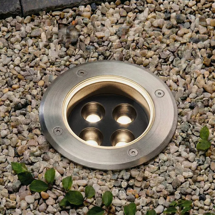 Arcchio LED-Gartenstrahler Thentos - 3.000 K - Runde Bodeneinbauleuchte aus gebürstetem Metall mit vier beleuchteten Strahlern, im Kiesbett eingelassen.