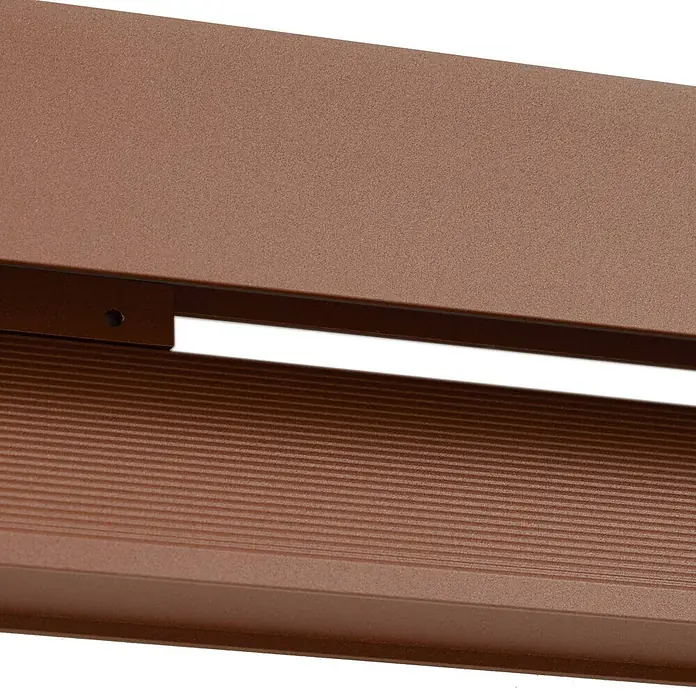 Lucande Außenwandleuchte Trevin - 60 x 60 x 12,8 cm, braun / rost, IP65 - Braune, texturierte Verbundplatten, oben fein gekörnt und unten horizontal gerippt, durch einen Spalt getrennt.