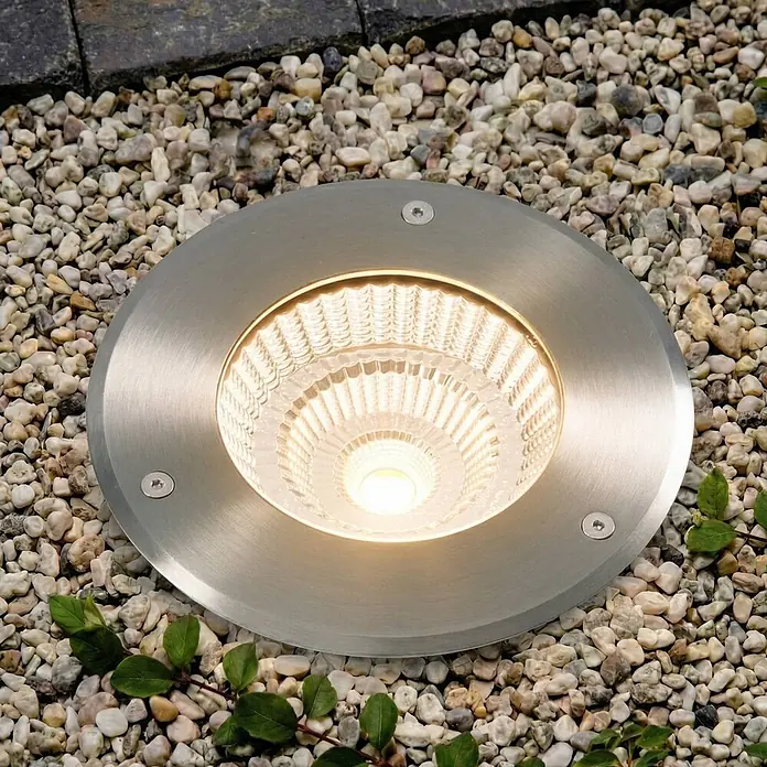 Arcchio LED-Gartenstrahler Thentos - 3.000 K - Runder Bodeneinbaustrahler aus gebürstetem Edelstahl mit warmweißem LED-Licht im Kiesbett.