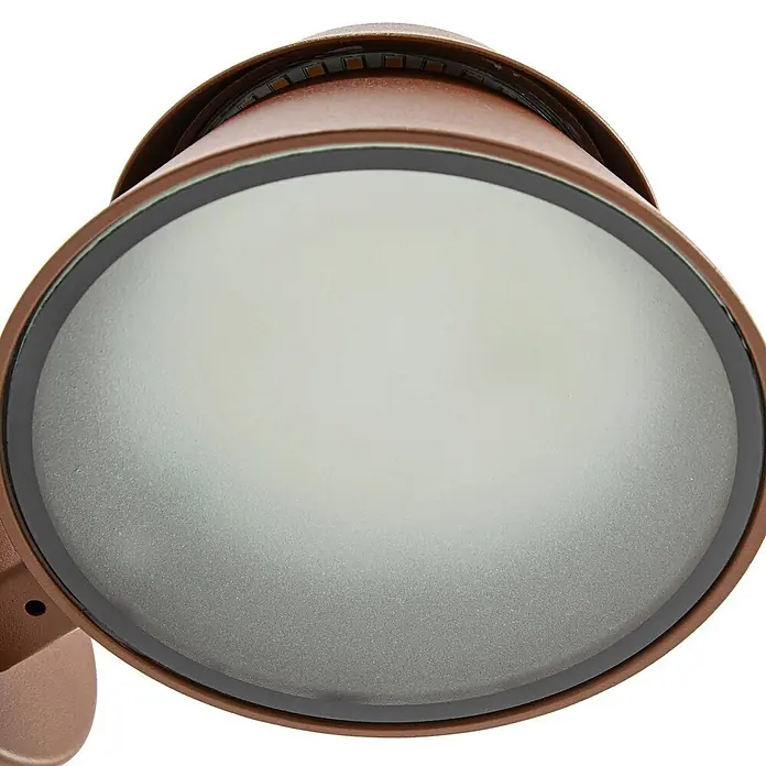 Lucande Außenwandleuchte Moena - braun / rost, braun / rost, IP44 - Nahaufnahme eines bronzefarbenen Außenstrahlers mit mattierter Linse.