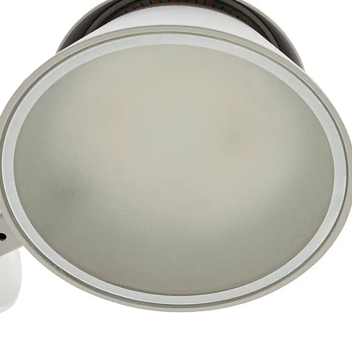 Lucande Außenwandleuchte Moena - alu / grau / zink, alu / grau / zink, IP44 - Nahaufnahme einer runden, grauen LED-Leuchte mit matter Diffusorplatte.