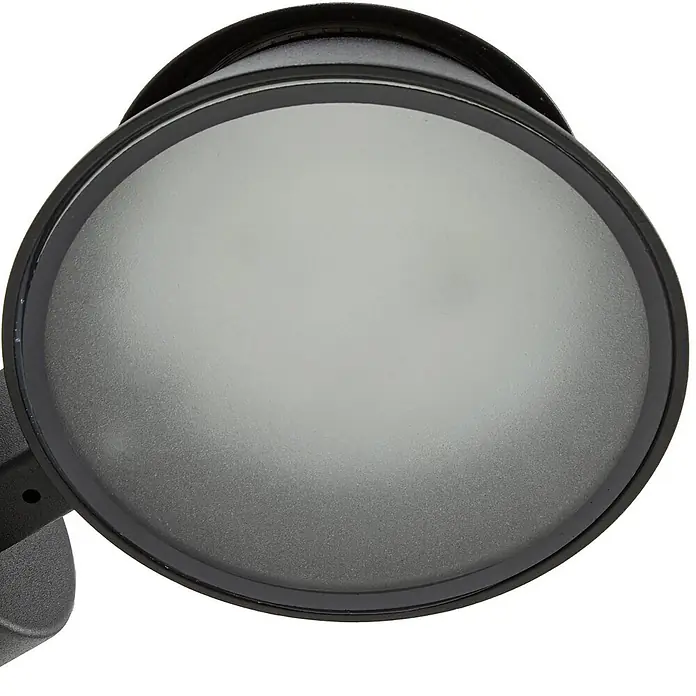 Lucande Außenwandleuchte Moena - schwarz, schwarz, IP44 - Nahaufnahme eines runden, mattierten Lichtdiffusors mit schwarzem Rahmen.