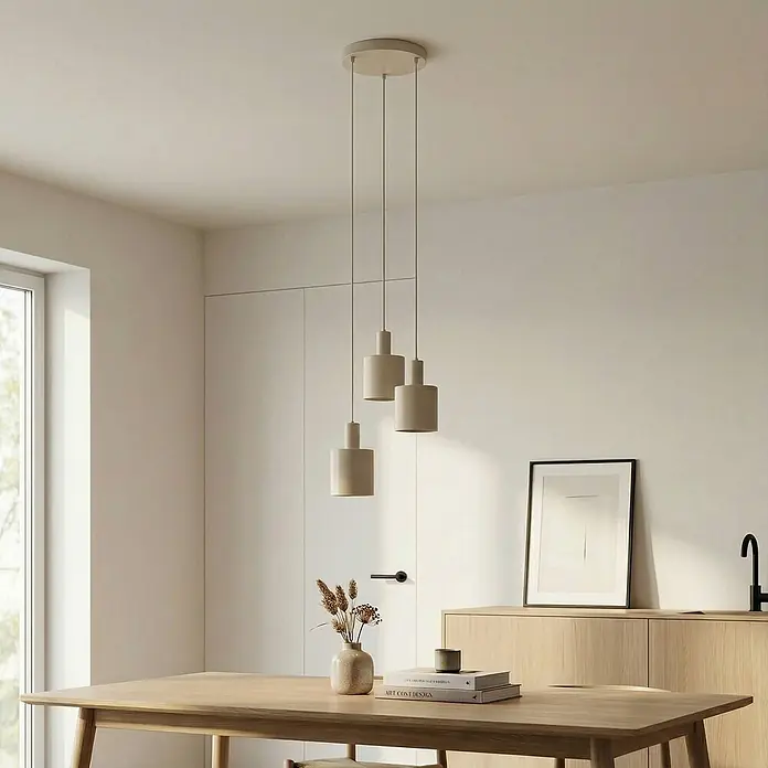 Lindby Pendelleuchte Ovelia - L x B x H: 43 x 43 x 150 cm, creme / amber, beige, E27 - Drei cremefarbene zylindrische Pendelleuchten hängen über einem Holztisch in einem modernen Esszimmer.