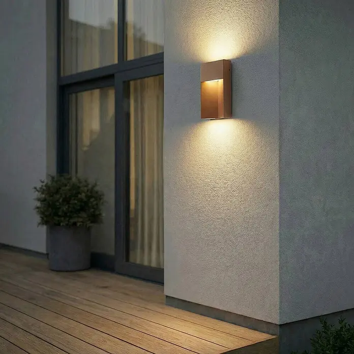 Lucande Außenwandleuchte Kaholo - braun / rost, braun / rost, IP44 - Bronzefarbene Außenwandleuchte an einer Außenwand, spendet warmes Auf-/Ablicht auf Wand und Holzterrasse.