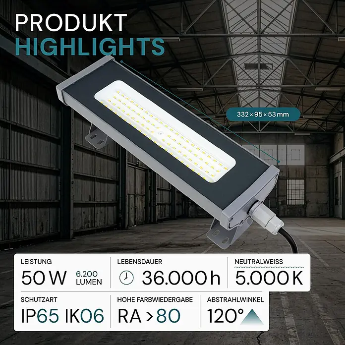 Luxula LED-Strahler LED-Hallenstrahler - 50 W, 6.200 lm, 5.000 K, L x B x H: 332 x 95 x 53 mm, IP65 - Rechteckiger grauer LED-Fluter mit sichtbaren LED-Chips, montiert in einer Industriehalle.